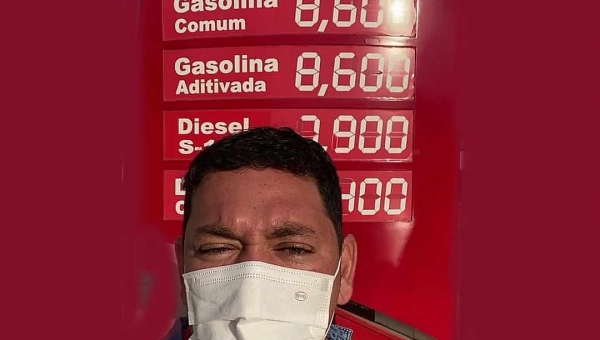 Cesário do PT mostra o litro da gasolina a R$ 8, 60 em Thaumaturgo e diz: "A responsabilidade é do Bolsonaro"